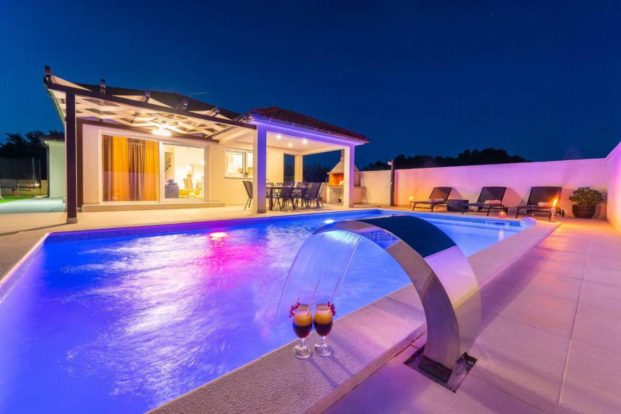 Villas Sabun - Modern House With Heated Pool Privlaka  Exterior foto